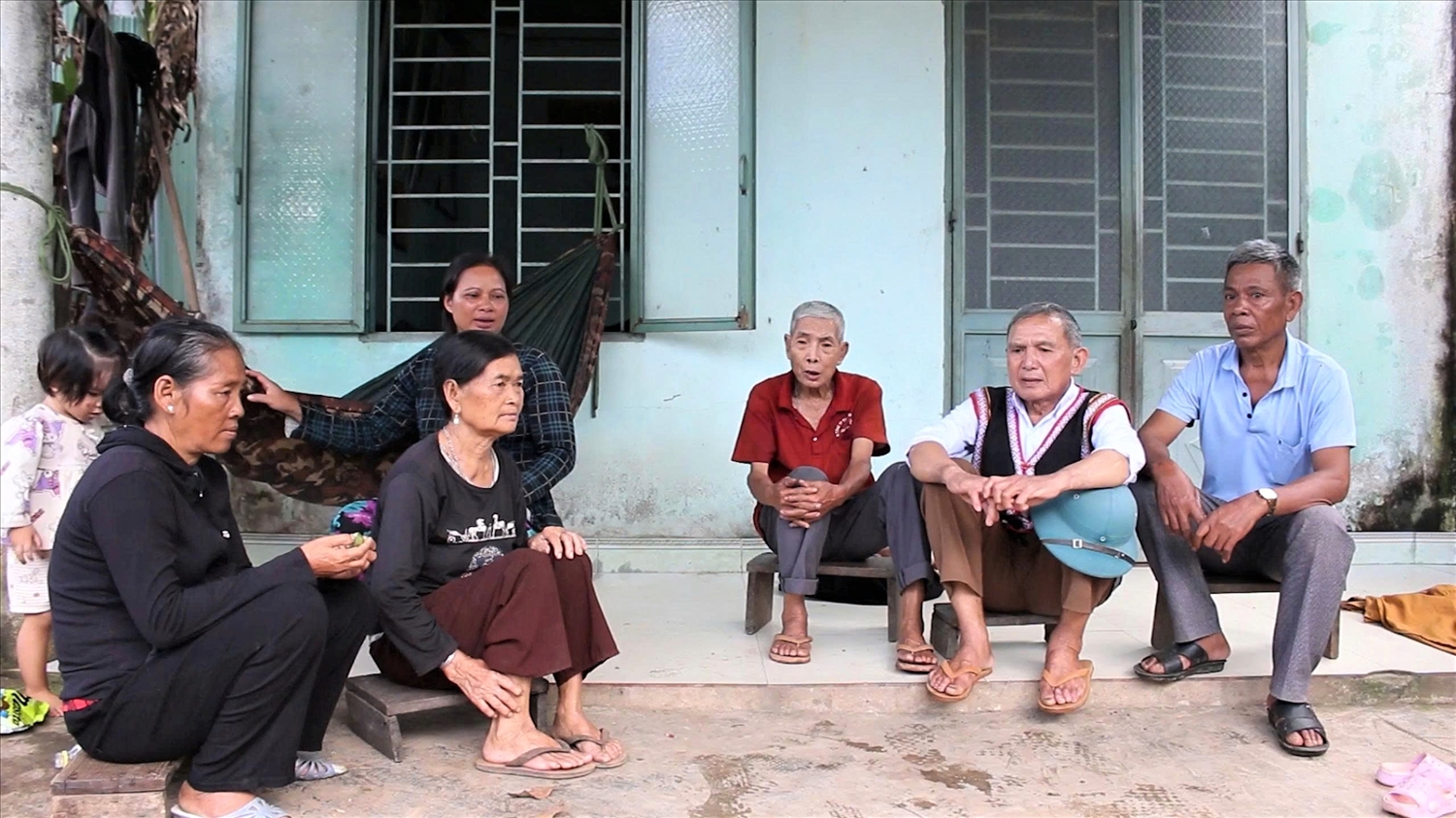 Già làng A Lào đến từng nhà tuyên truyền, vận động dân làng xóa bỏ hủ tục, chăm lo phát triển kinh tế để có cuộc sống tốt hơn. (Ảnh: Ngọc Chí)