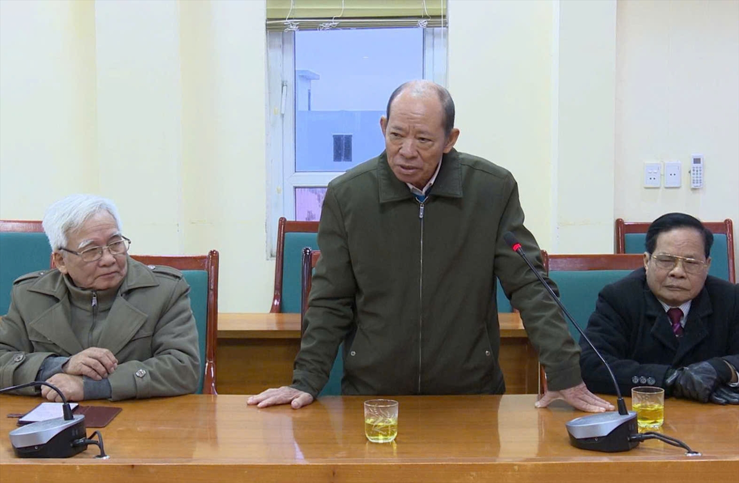 Từ việc nắm bắt nguyện vọng của người dân, ông Hoàng Mít luôn kịp thời đưa ra ý kiến với chính quyền địa phương giải quyết cho phù hợp. (Ảnh: Mỹ Dung)