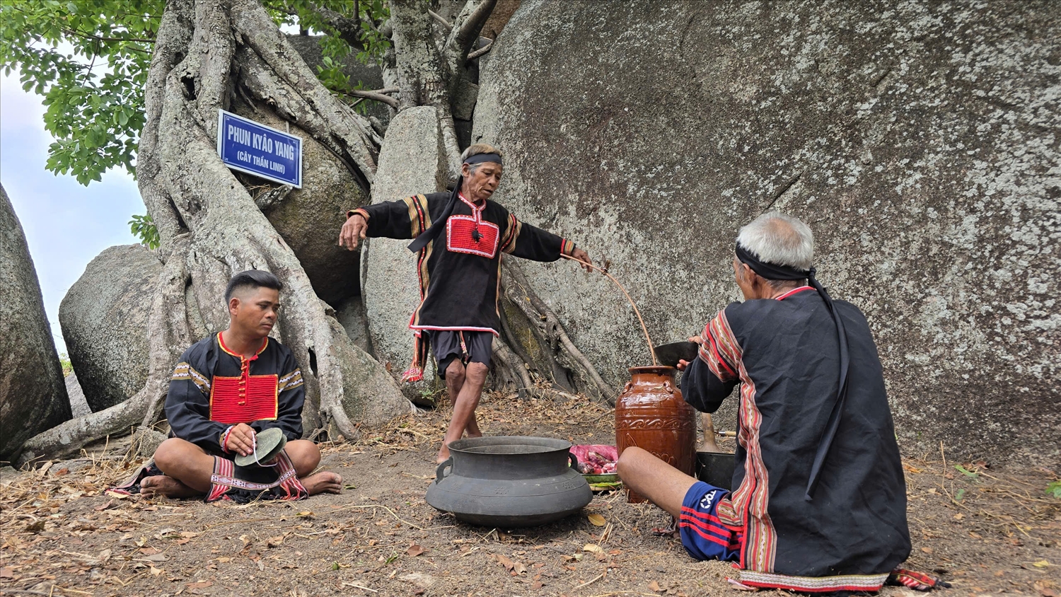 Hai phụ tá Vua Lửa đời cuối cùng là Siu Phơ và Rơ Lan Hieo thực hiện nghi thức cúng cầu mưa Yang Pơtao Apui 