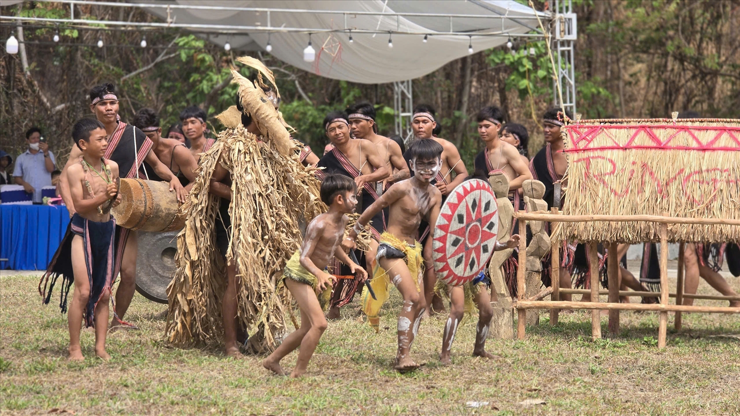 Màn trình diễn cồng chiêng đặc sắc của các đội thi 