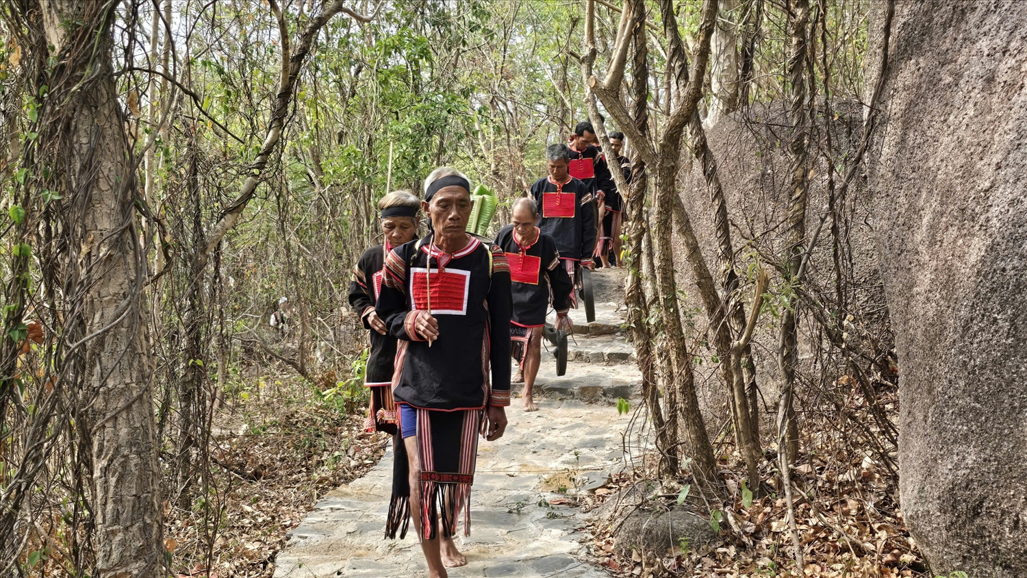 Ông Siu Phơ dẫn đầu đoàn tùy tùng lên núi Chư Tao Yang thực hiện lễ cầu mưa