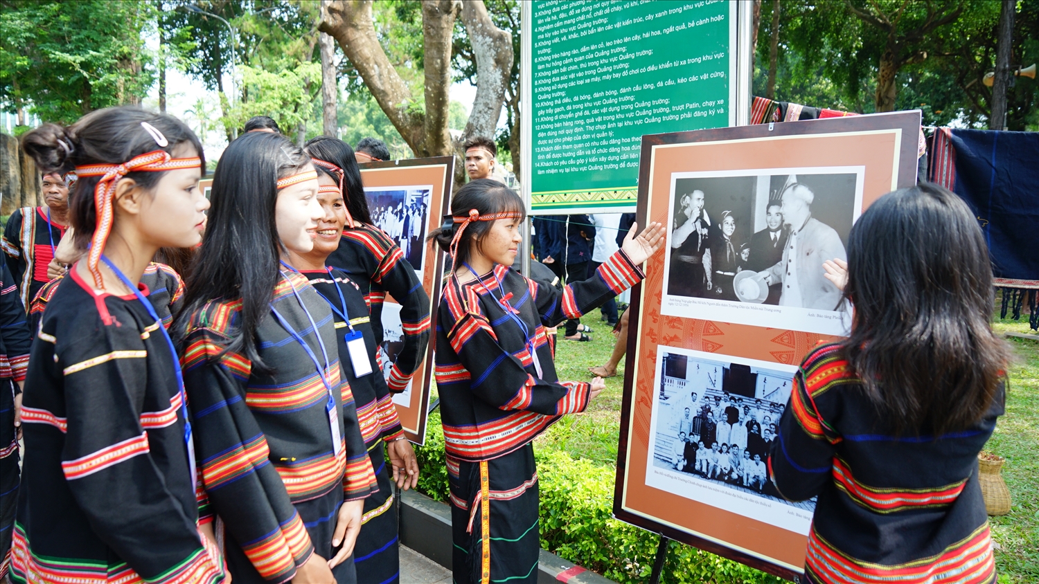 Hơn 100 tác phẩm tranh, ảnh với chủ đề Bác Hồ với các dân tộc Gia Lai được trưng bày tại Quảng trường Đại Đoàn Kết