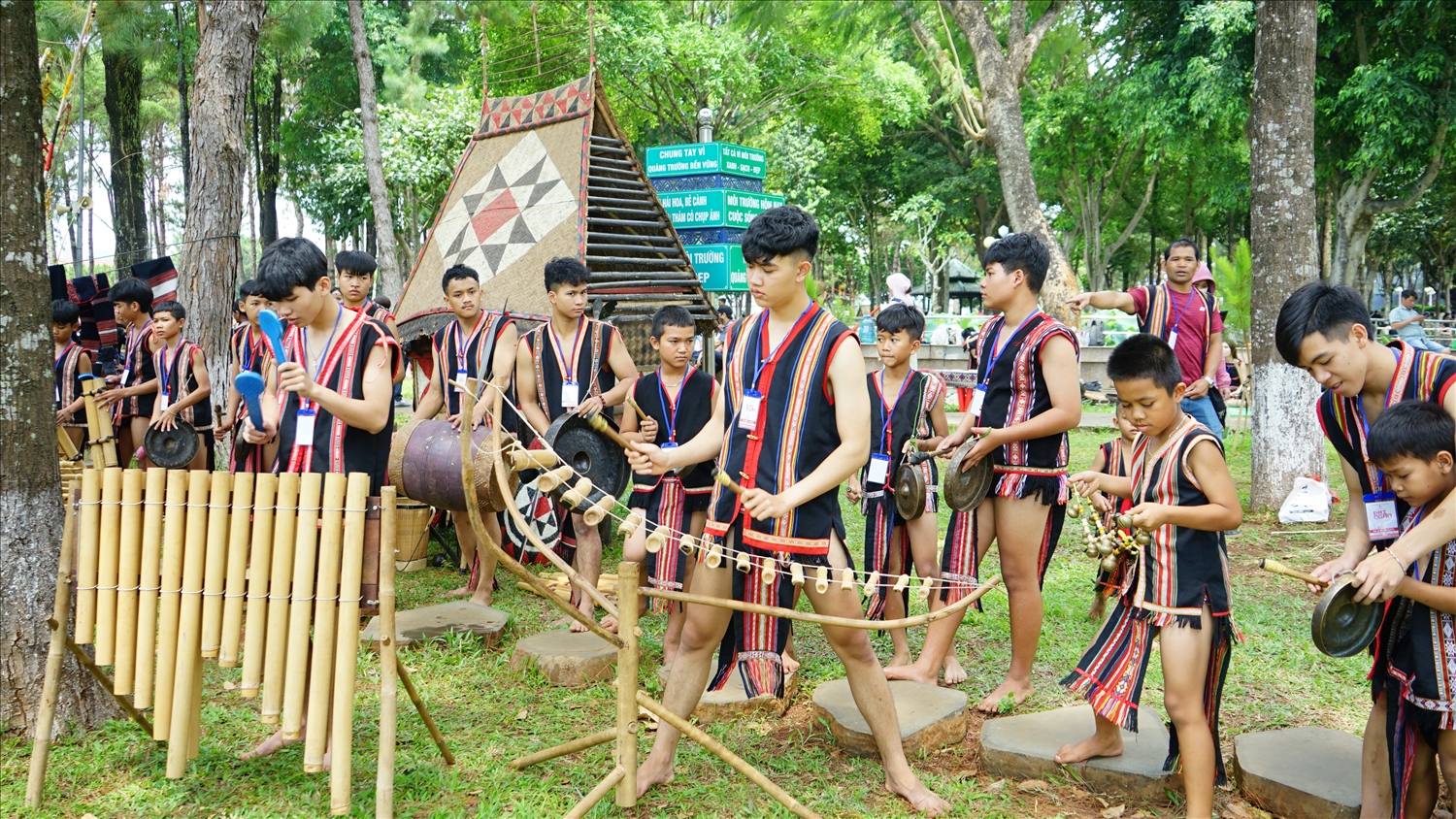 Phần trình diễn nhạc cụ dân tộc sôi động của các nghệ nhân Gia Rai đến từ phường Diên Hồng