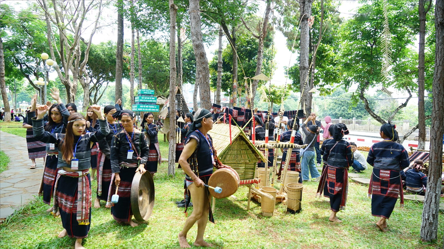 Đội cồng chiêng nữ xã Tơ Tung trình diễn cồng chiêng mừng lễ hội