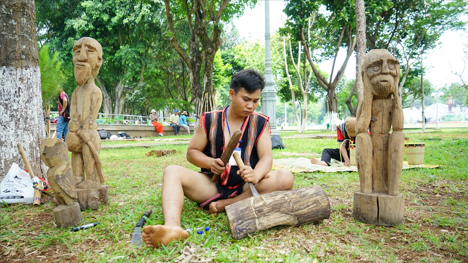 Nghề tạc tượng gỗ dân gian của đồng bào Gia Rai