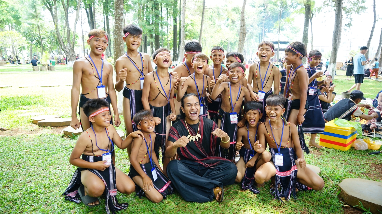 Nghệ nhân nhí Gia Rai vui vẻ, chờ đón phần trình diễn của đội mình