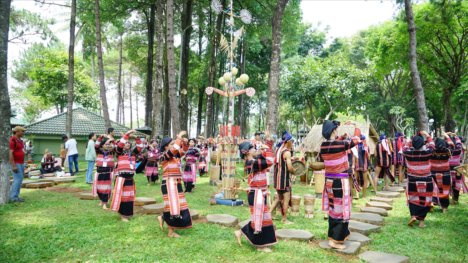 Nghệ nhân Ba Na xã Vĩnh Sơn trình diễn cồng chiêng, múa xoang nhịp nhàng