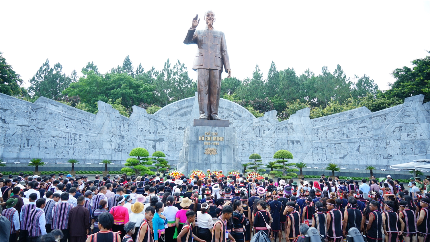 Đoàn đại biểu Trung ương, địa phương và Người có uy tín dâng hương, dâng hoa Chủ tịch Hồ Chí Minh