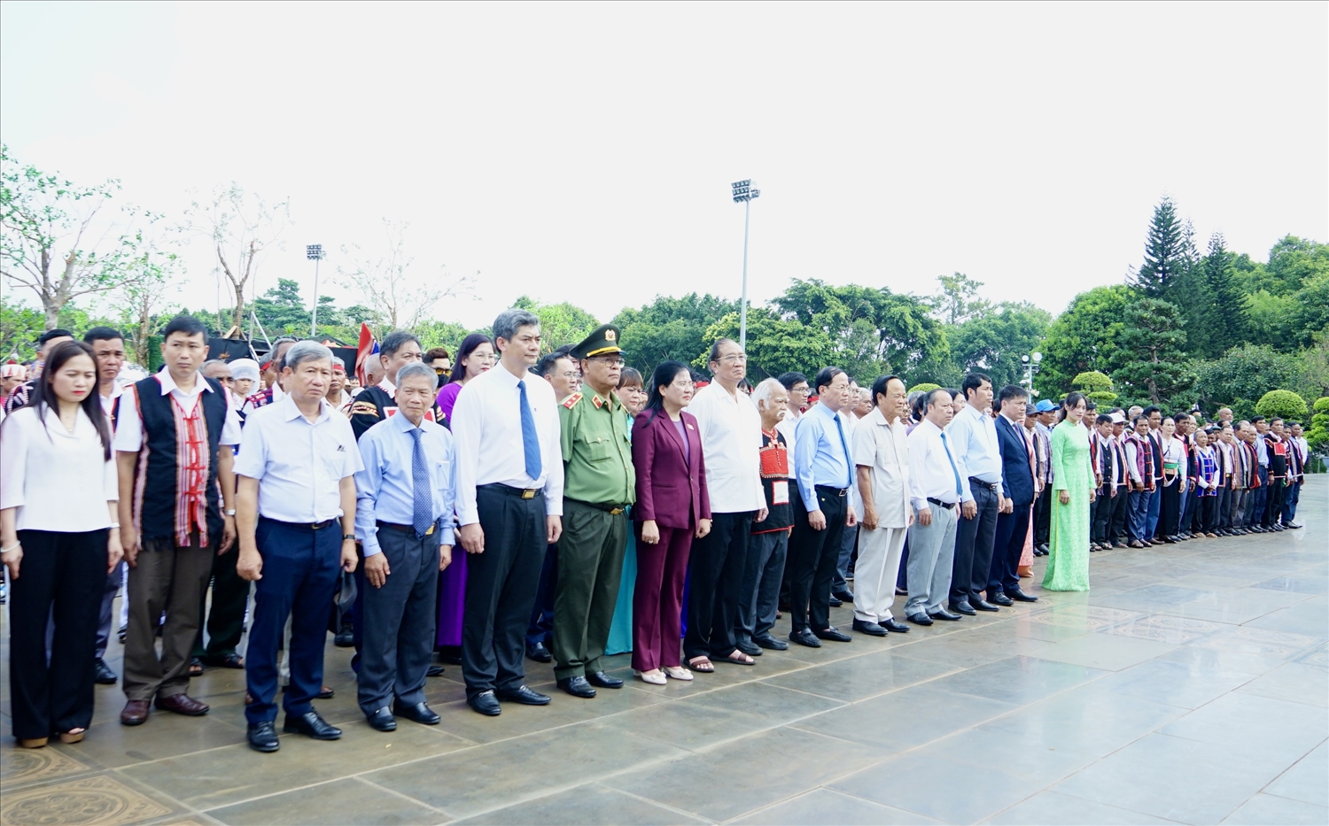 Các đại biểu dâng hoa, dâng hương Chủ tịch Hồ Chí Minh tại Quảng trường Đại Đoàn Kết