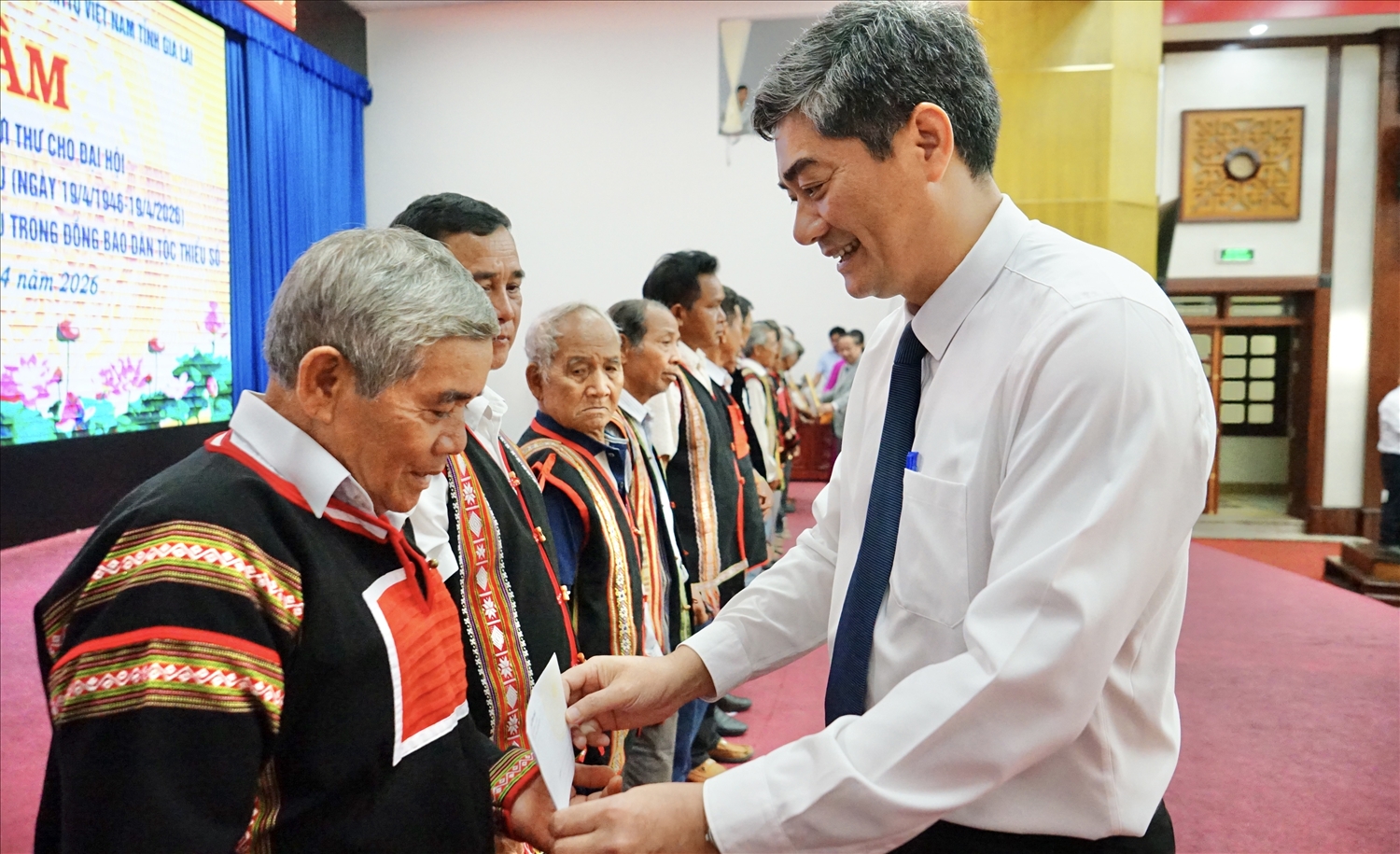 Thứ trưởng Bộ Dân tộc và Tôn giáo Y Vinh Tơr trao quà cho Người có uy tín