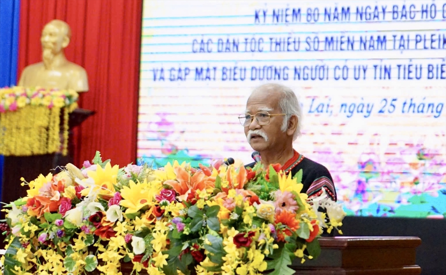 Ông Ksor Phước, nguyên Ủy viên Trung ương Đảng, Bộ trưởng, Chủ nhiệm Ủy ban Dân tộc phát biểu tại tọa đàm