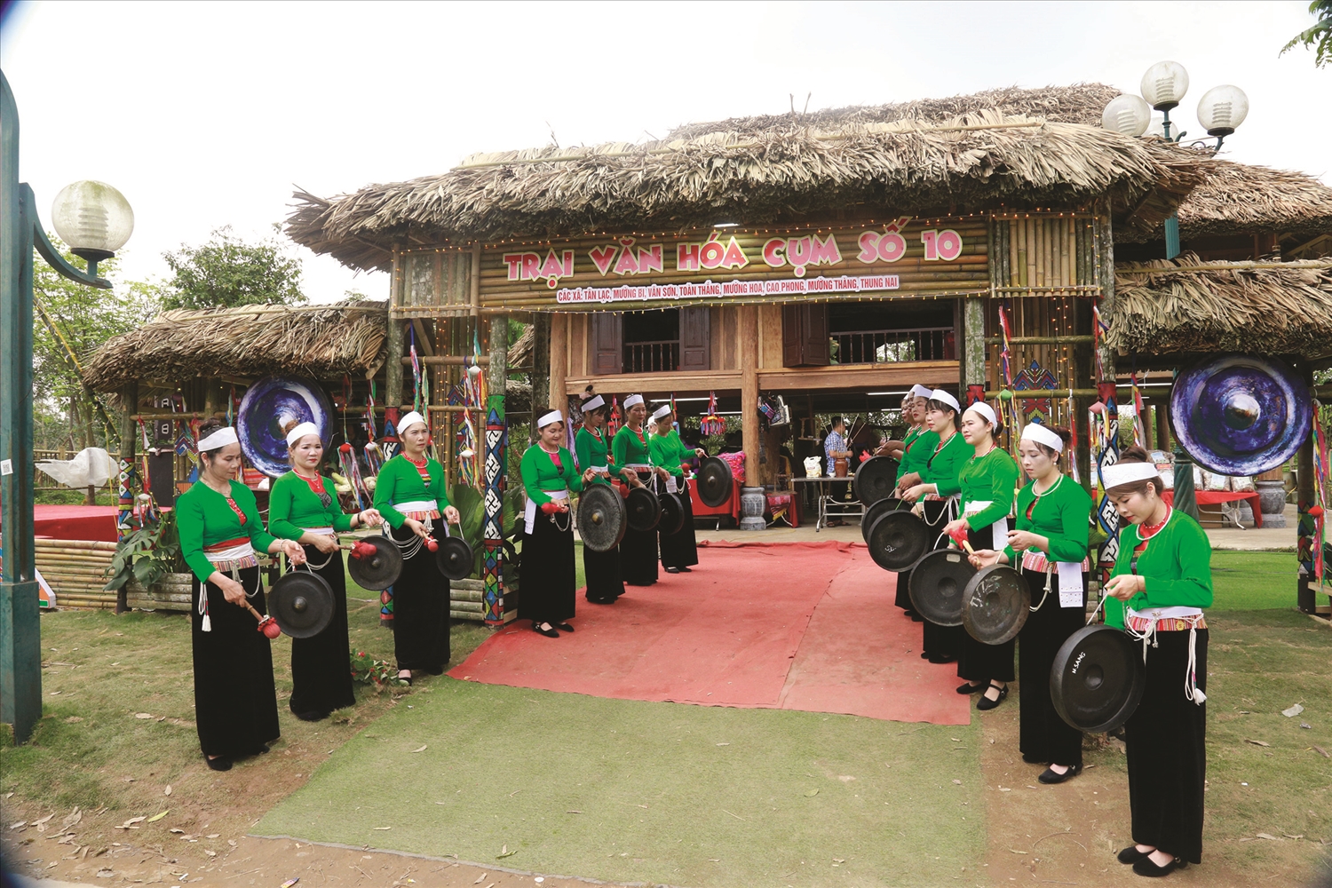 Đồng bào dân tộc Mường ở Trại Văn hóa cụm số 10 chào đón du khách