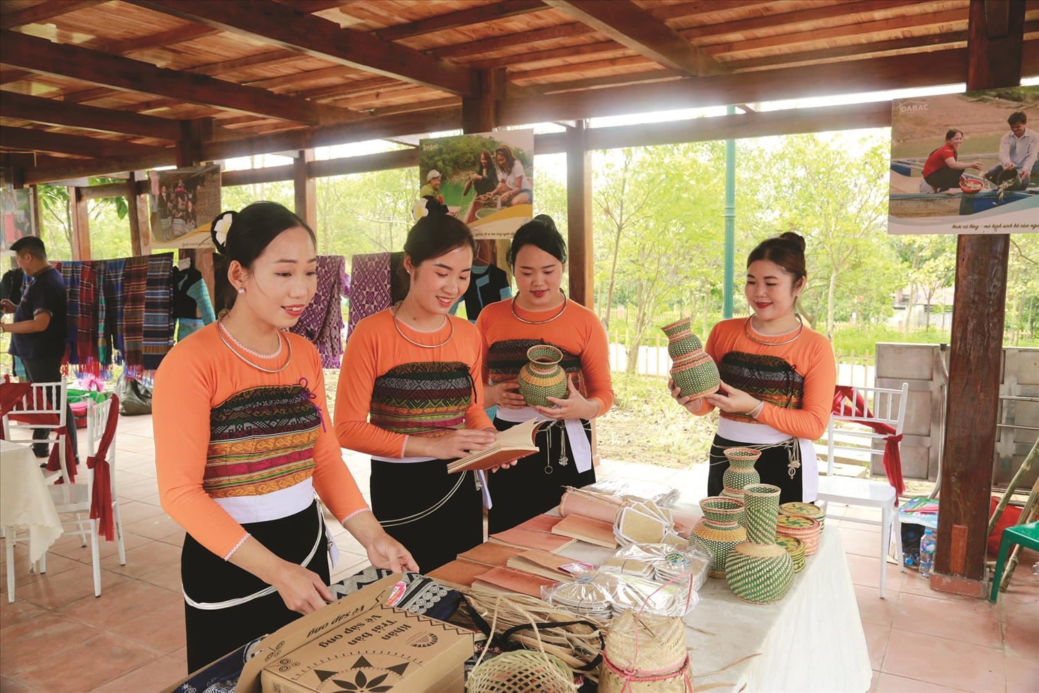 Thiếu nữ dân tộc Thái giới thiệu các vật dụng sinh hoạt truyền thống