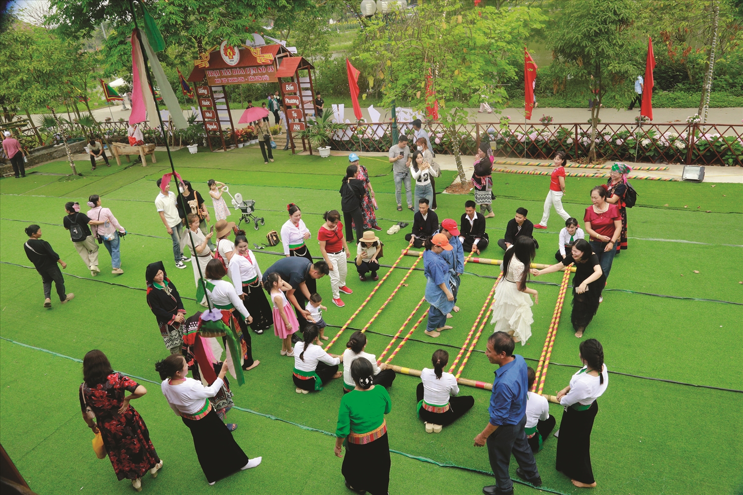 Du khách giao lưu, trải nghiệm nhảy sạp cùng đồng bào dân tộc Dao, Mường tại Trại Văn hóa cụm số 5