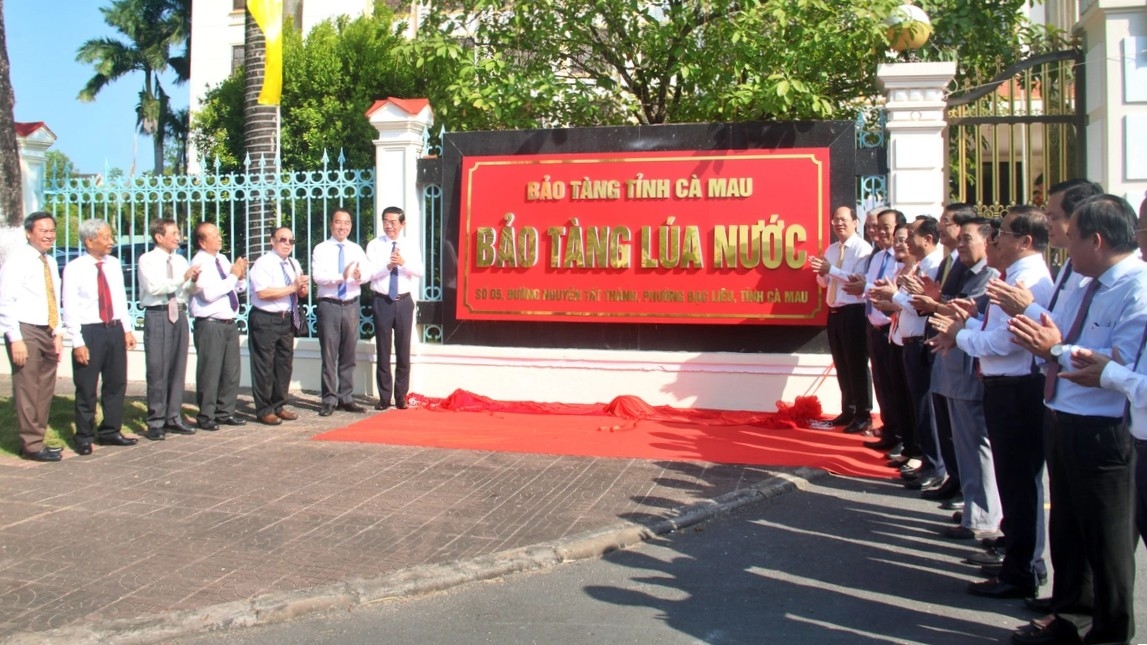 Các đại biểu thực hiện nghi thức thành lập Bảo tàng Lúa nước tại phường Bạc Liêu (tỉnh Cà Mau)