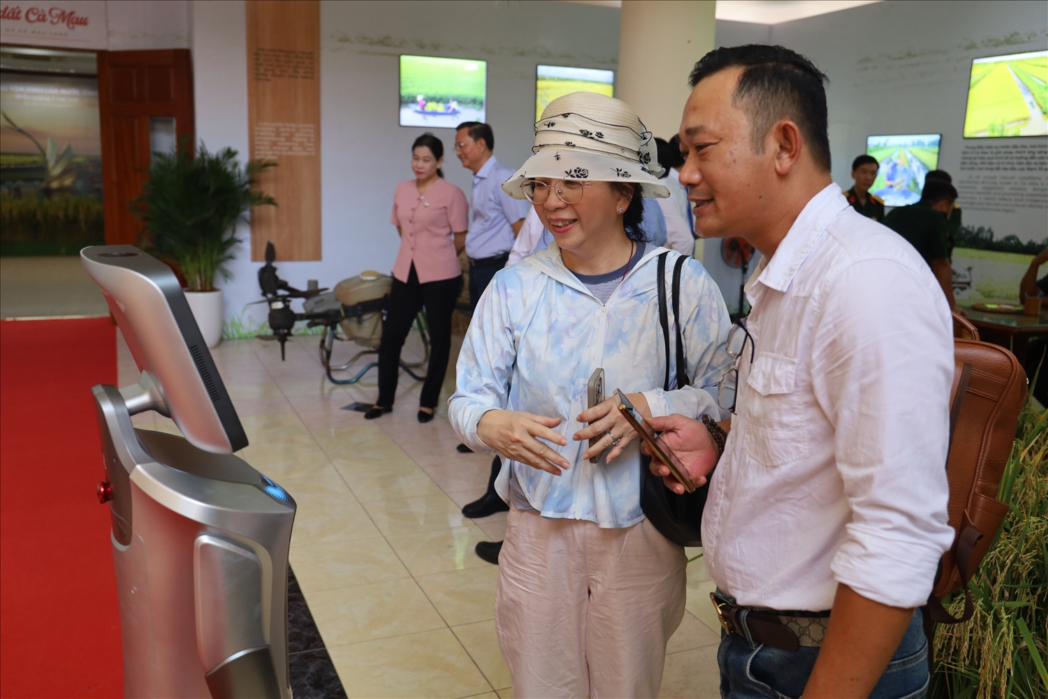 Nhiều công nghệ hiện đại được ứng dụng, giúp công chúng đến tham quan bảo tàng có thể tìm hiểu thông tin 