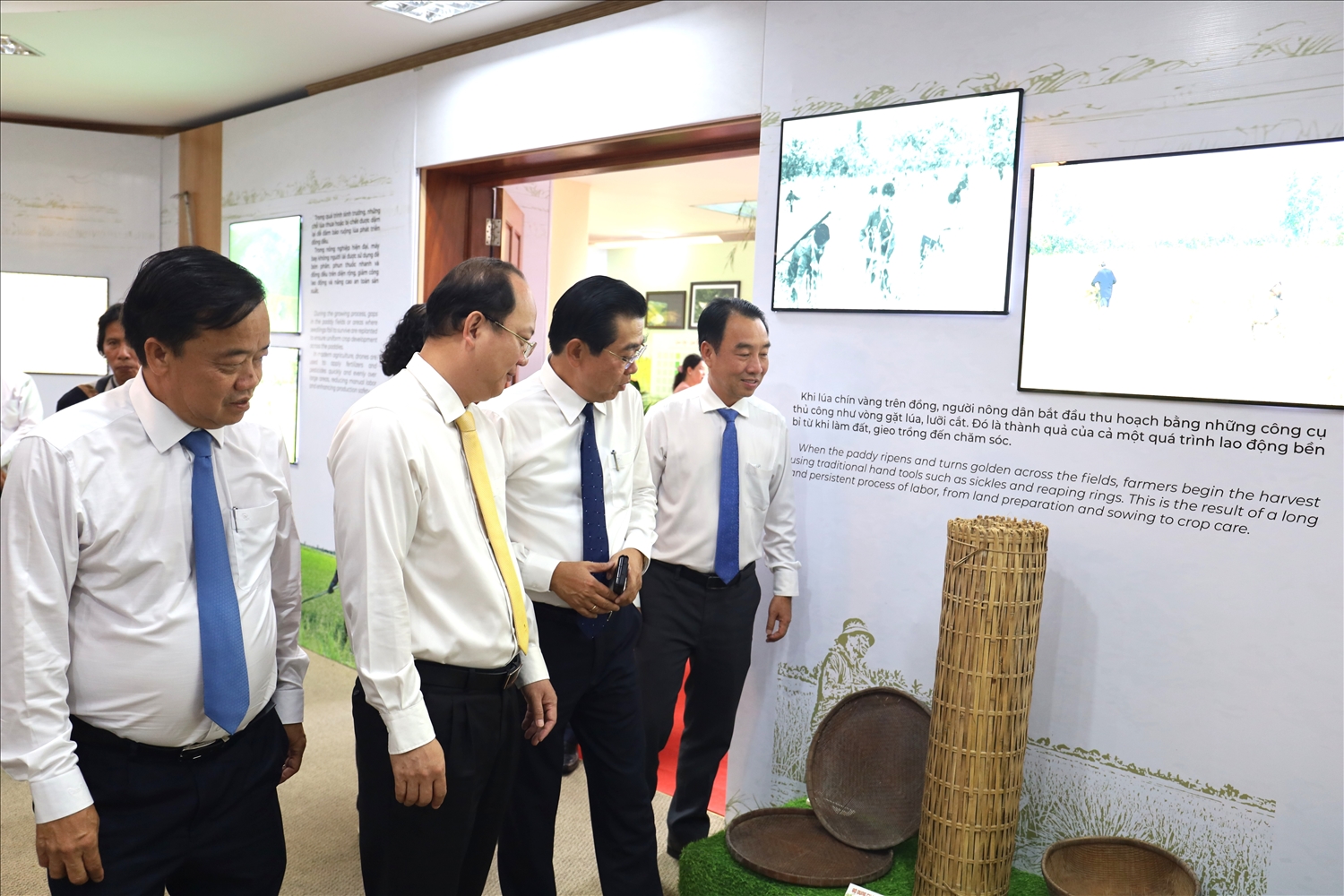 Lãnh đạo tỉnh Cà Mau đi tham quan không gian bảo tàng