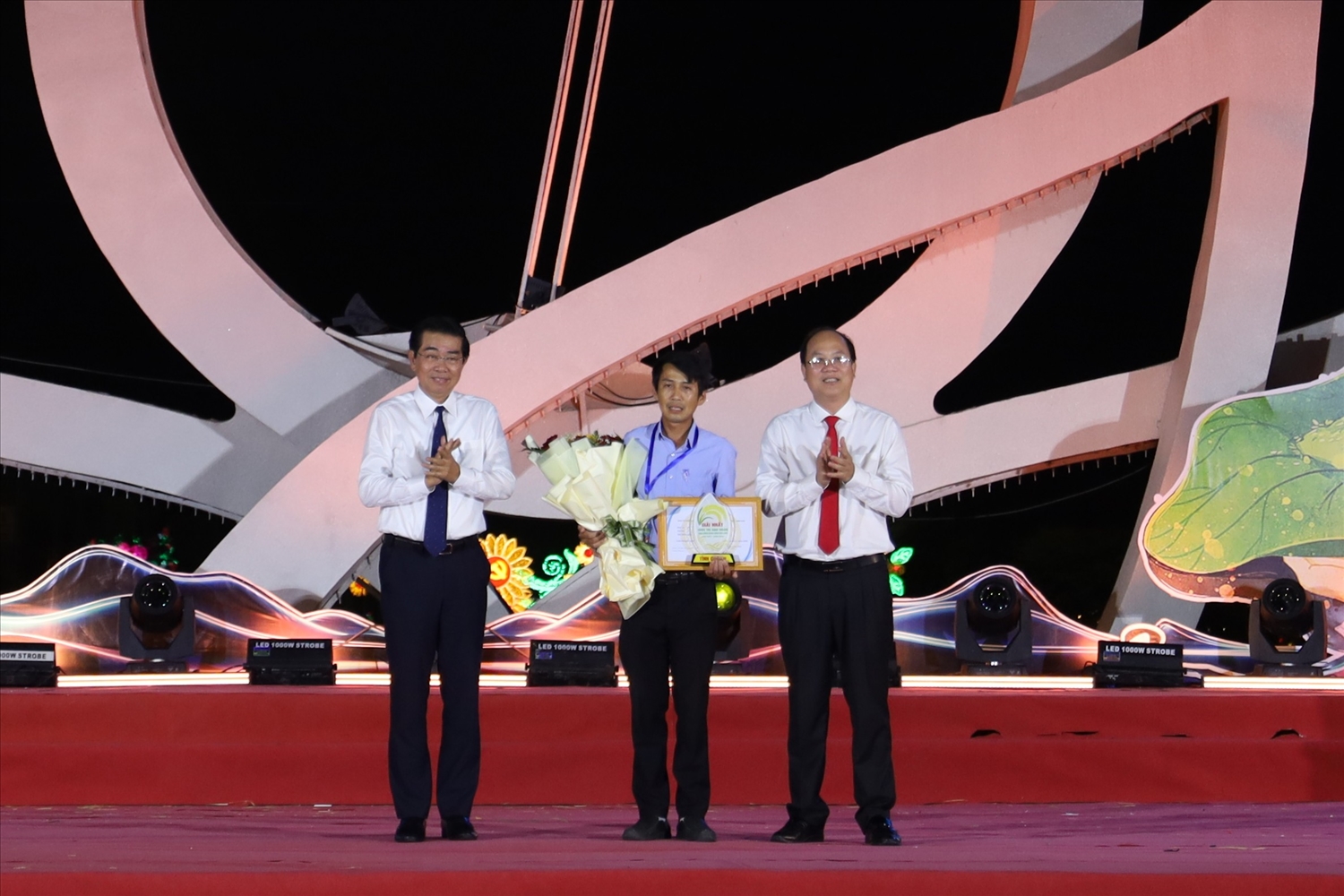 Ông Võ Văn Dũng, nguyên Uỷ viên Ban Chấp hành Trung ương Đảng, nguyên Phó Trưởng ban Thường trực Ban Nội chính Trung ương, nguyên Bí thư Tỉnh ủy Bạc Liêu (trái) và ông Nguyễn Hồ Hải, Ủy viên Ban Chấp hành Trung ương Đảng, Bí Thư Tỉnh ủy, Trưởng đoàn Đại biểu Quốc hội tỉnh Cà Mau (phải) trao biểu trưng và giấy chứng nhận cho đơn vị có sản phẩm gạo đoạt giải Nhất Cuộc thi Gạo ngon Đồng bằng sông Cửu Long