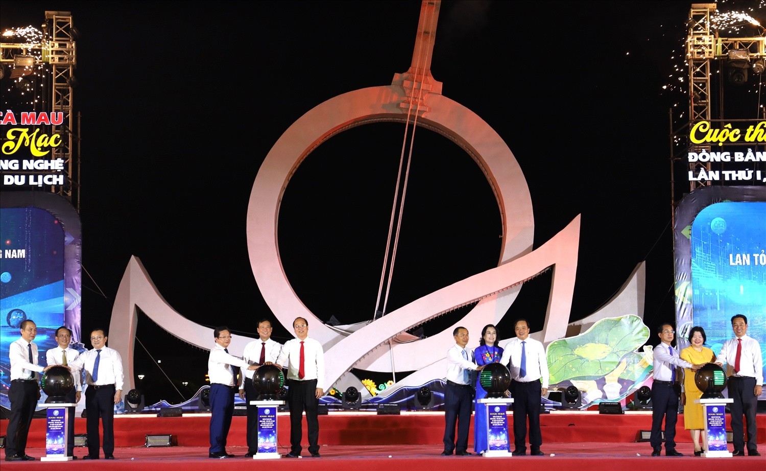 Các đại biểu thực hiện nghi thức Khai mạc Tuần lễ Khoa học, Công nghệ - Văn hóa, Du lịch và Cuộc thi Gạo ngon Đồng bằng sông Cửu Long lần thứ I, năm 2026