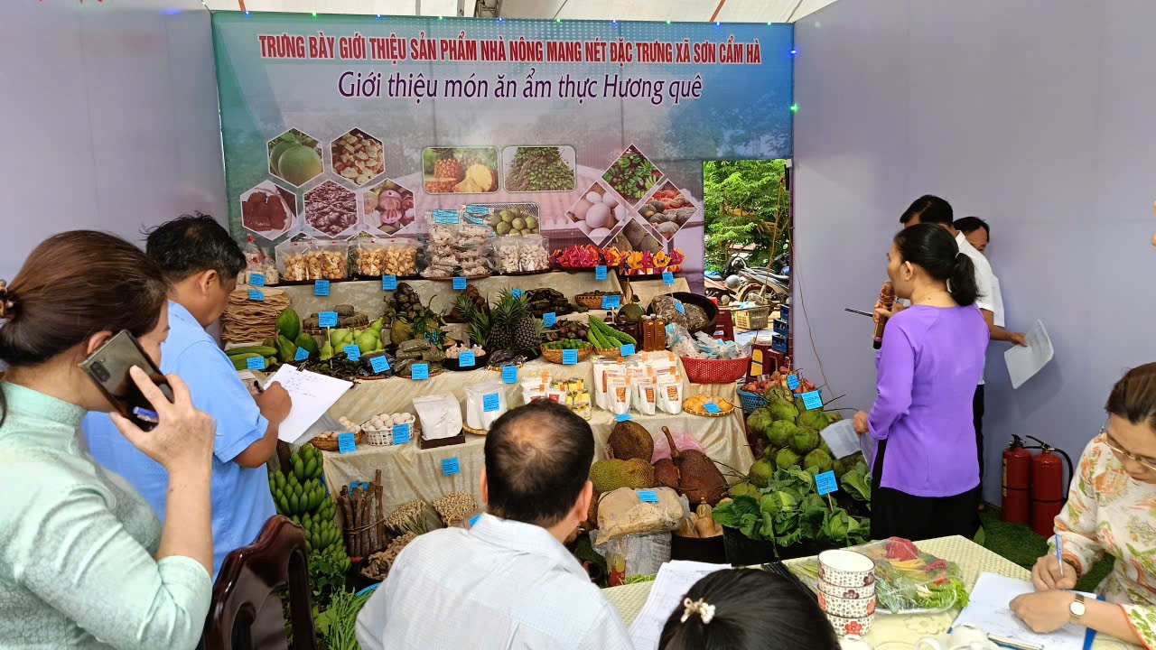 Các gian hàng trưng bày sản phẩm đặc trưng của các địa phương tại lễ hội Kỳ Yên. (Ảnh NT)