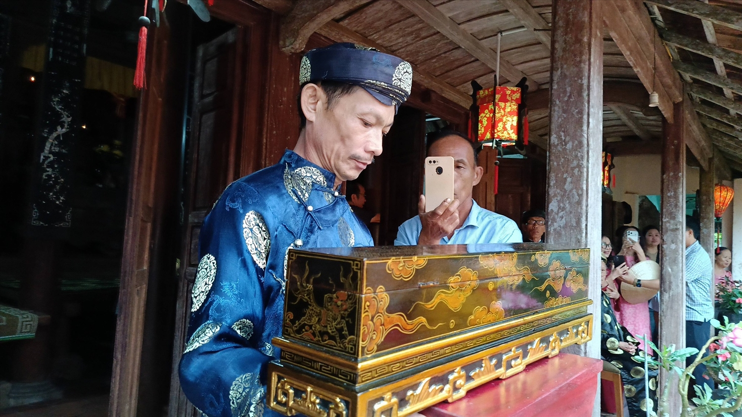 Sắc phong được kính cẩn nghinh rước về đình Hội An. (Ảnh SH)