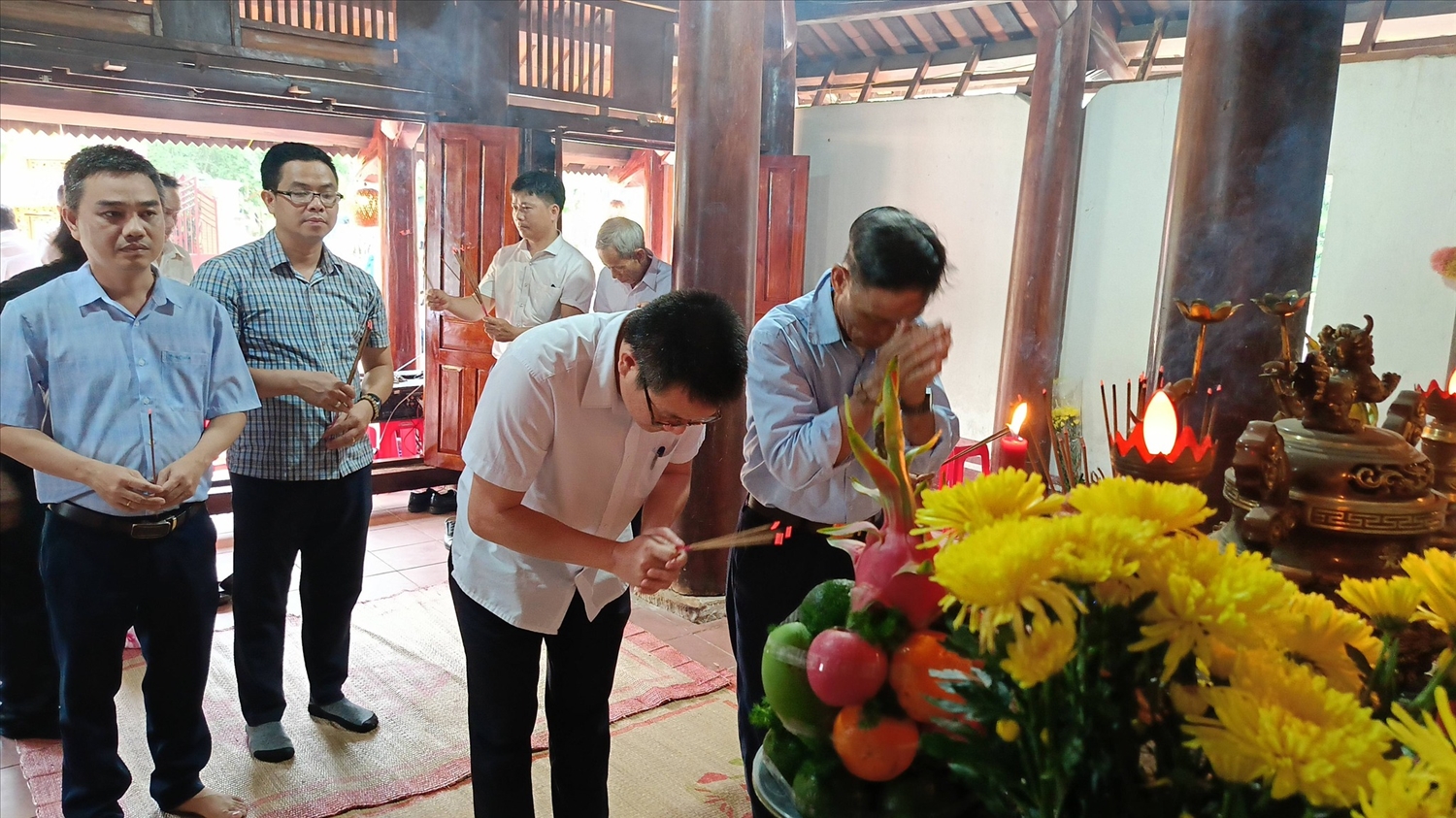 Người dân bày tỏ sự tri ân với các bậc tiền nhân có công với làng. (Ảnh NT)