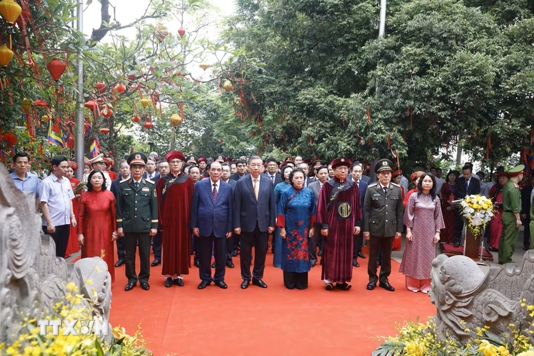 Tổng Bí thư, Chủ tịch nước Tô Lâm và các đại biểu thực hiện nghi lễ tại Đền Thượng - Ảnh: TTXVN