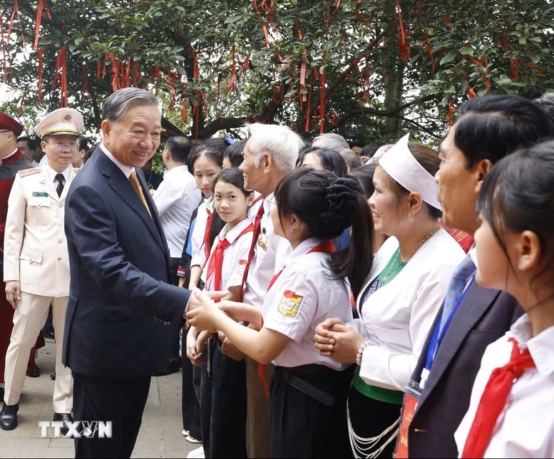 Tổng Bí thư, Chủ tịch nước Tô Lâm với các tầng lớp nhân dân tại Khu di tích lịch sử Quốc gia Đặc biệt Đền Hùng - Ảnh: TTXVN