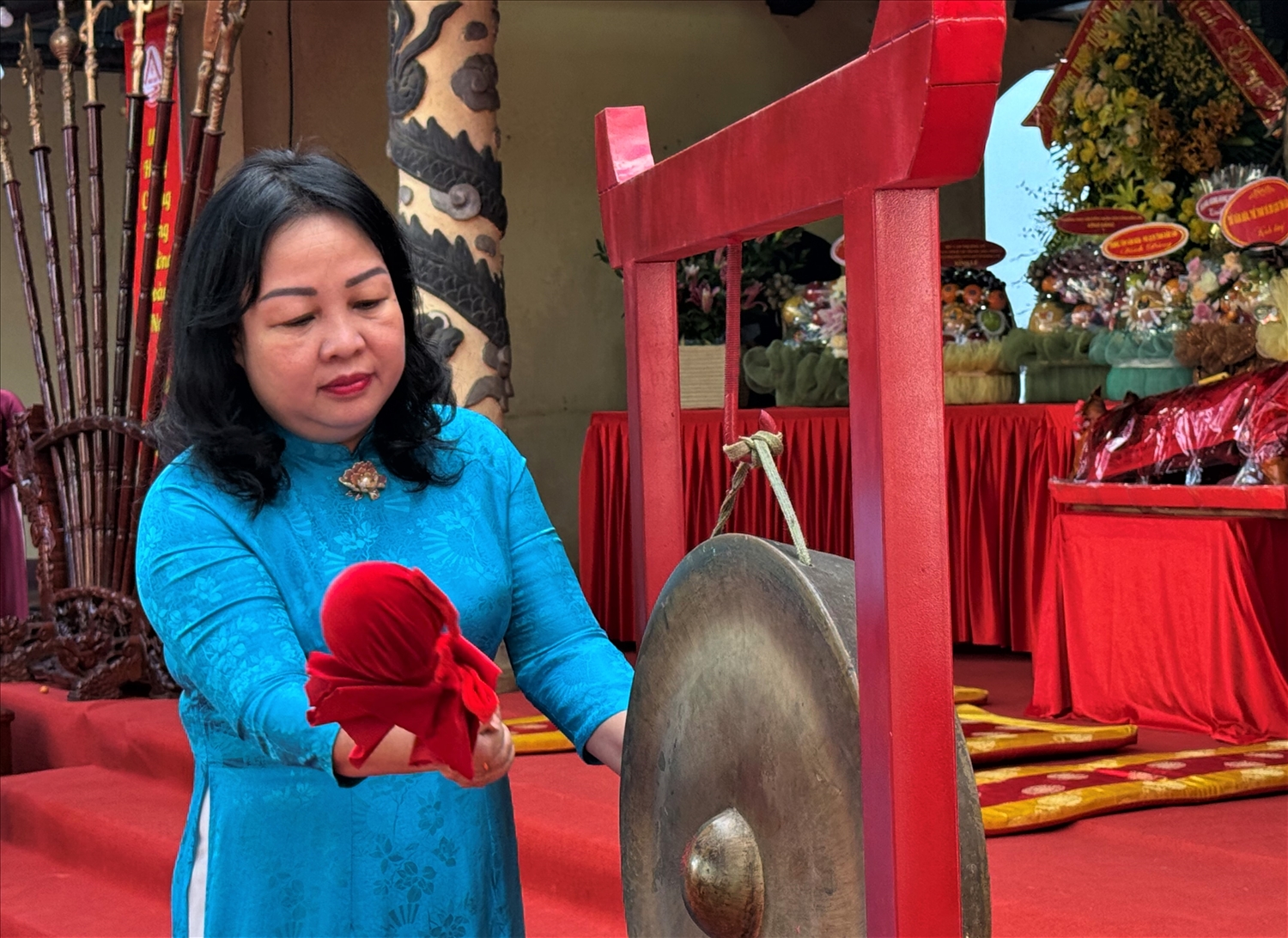 Phó Bí thư Thường trực Tỉnh ủy, Chủ tịch HĐND tỉnh Đắk Lắk Cao Thị Hòa An đánh chiêng khai lễ