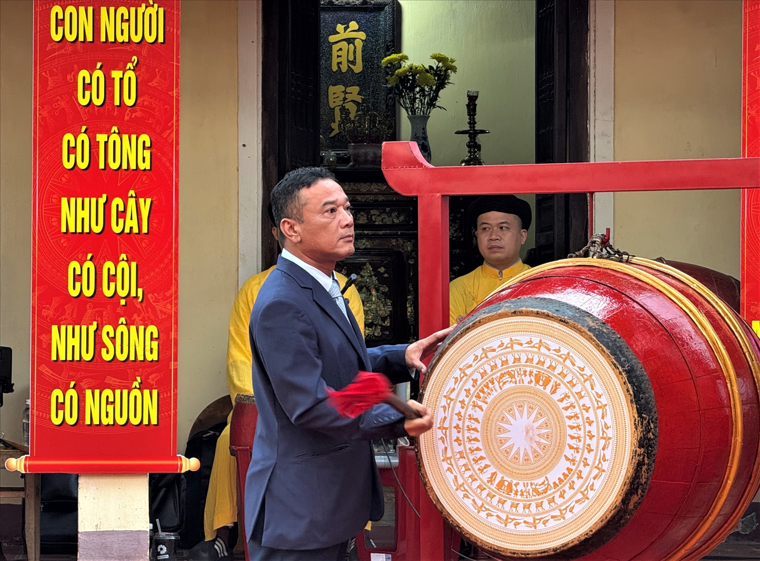 Phó Bí thư Thường trực Tỉnh ủy, Chủ tịch Ủy ban MTTQ Việt Nam tỉnh Đắk Lắk Y Giang Gry Niê Knơng đánh trống khai lễ