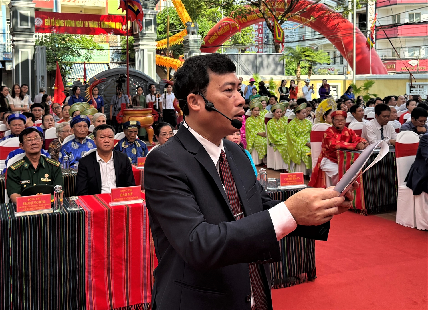 Giám đốc Sở Văn hóa, Thể thao và Du lịch tỉnh Đắk Lắk Trần Hồng Tiến báo công trước anh linh các vị Vua Hùng