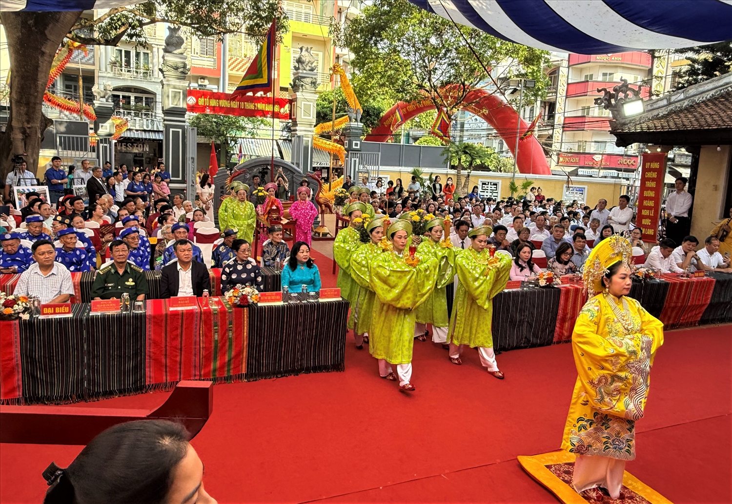 Đội Tế nữ quan thực hiện các nghi thức dâng hương, dâng hoa