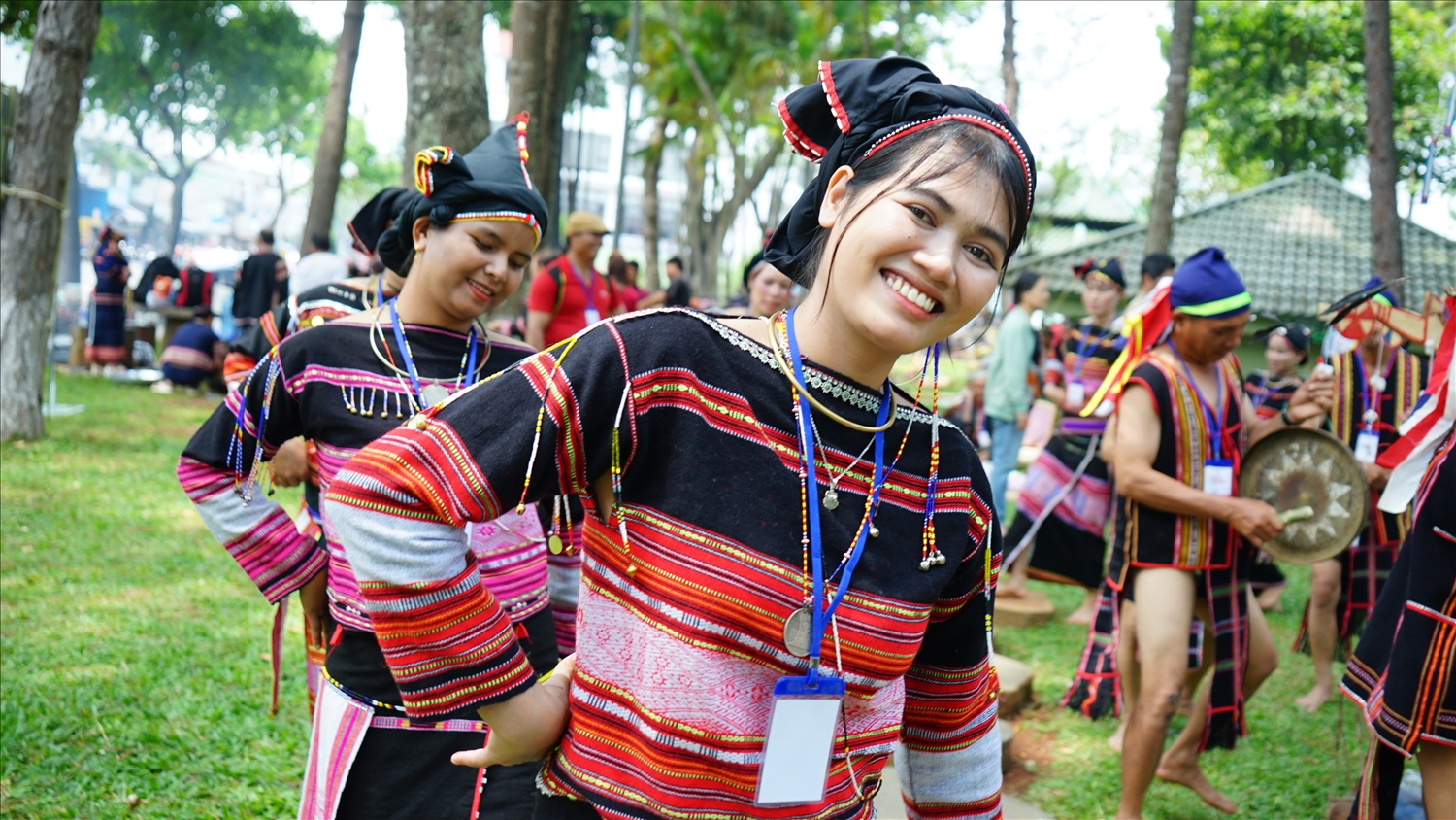 Nghệ nhân Ba Na vui vẻ, tự hào khi được trình diễn trong ngày hội