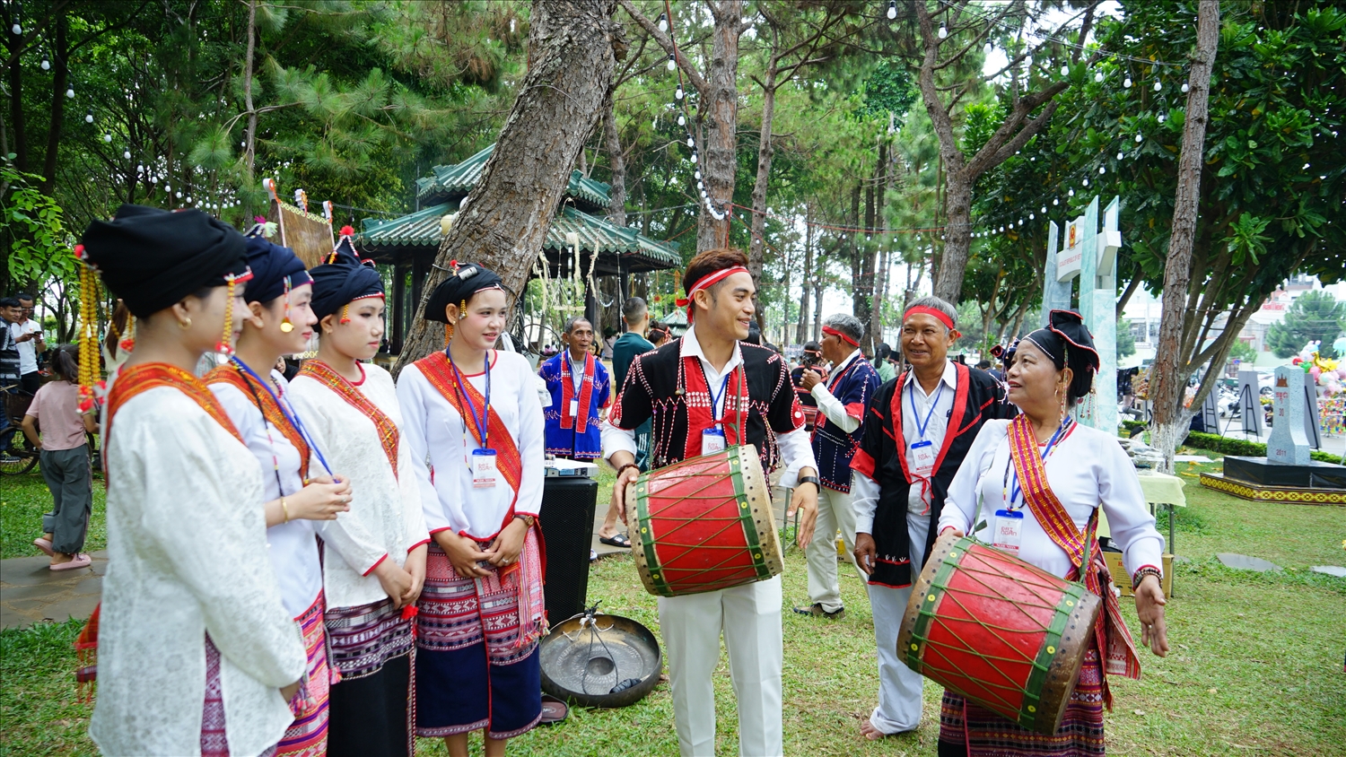 Để chuẩn bị chu đáo cho buổi biểu diễn tại ngày hội, đoàn nghệ nhân Chăm Hroi của xã Vân Canh đã cùng nhau luyện tập rất chăm chỉ