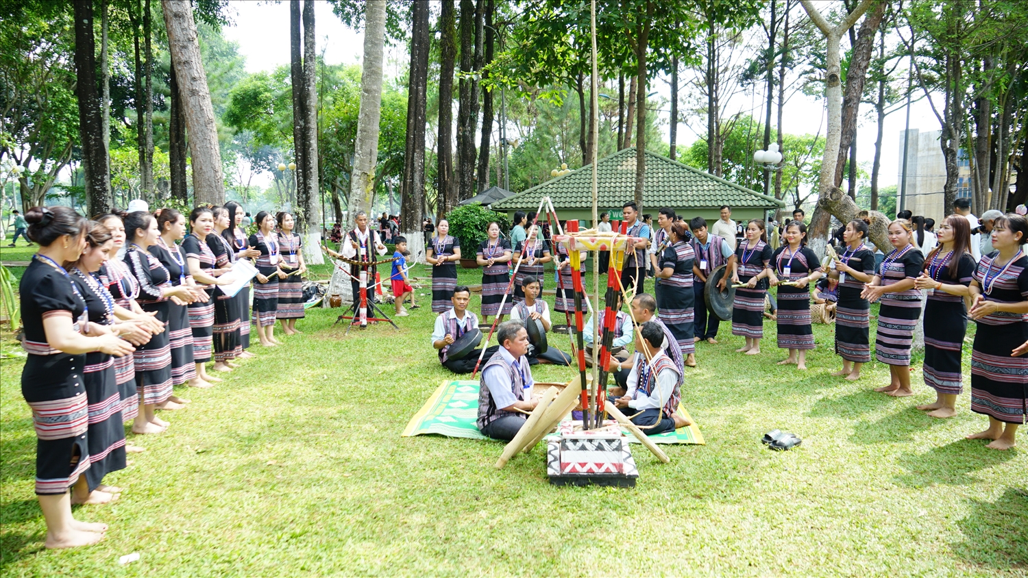 Đoàn nghệ nhân H'rê xã An Vinh diễn tấu cồng chiêng, hát dân ca