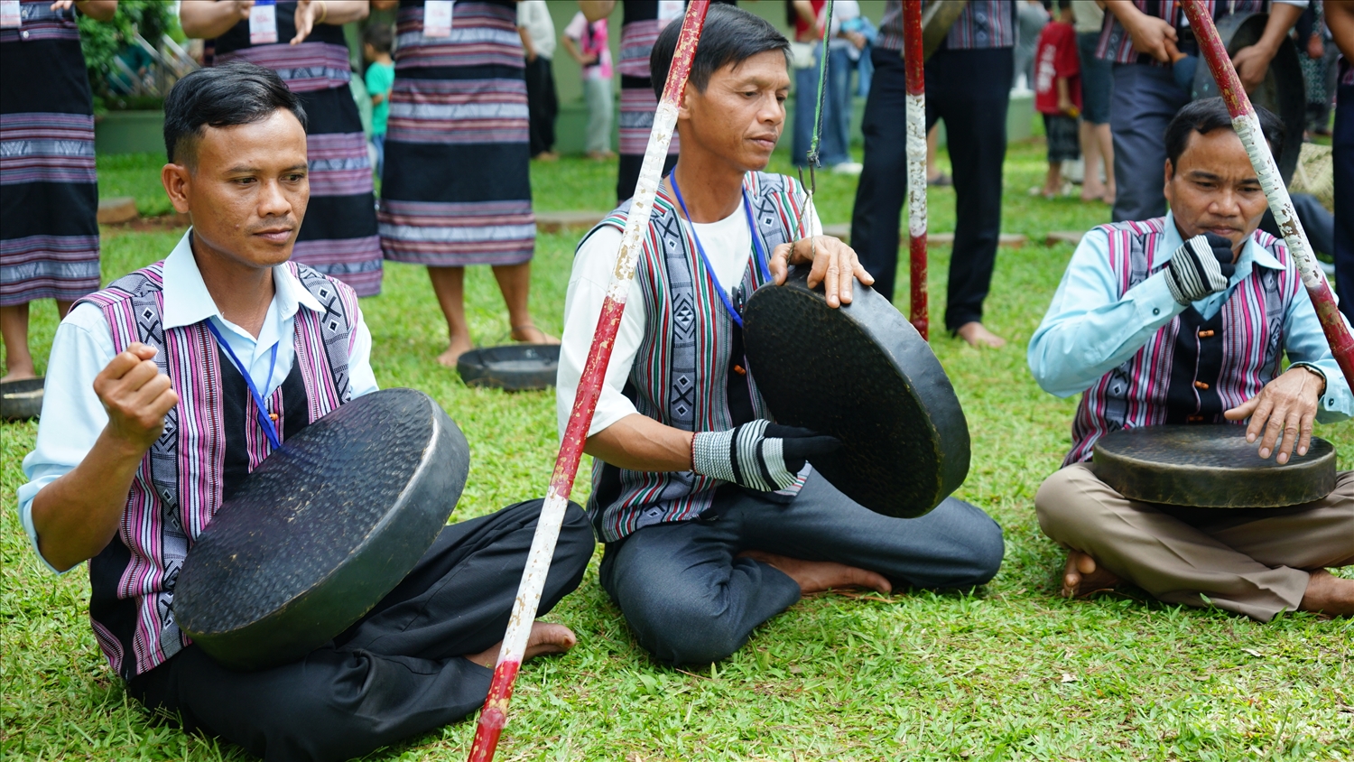 Nghệ nhân H'rê diễn tấu cồng chiêng