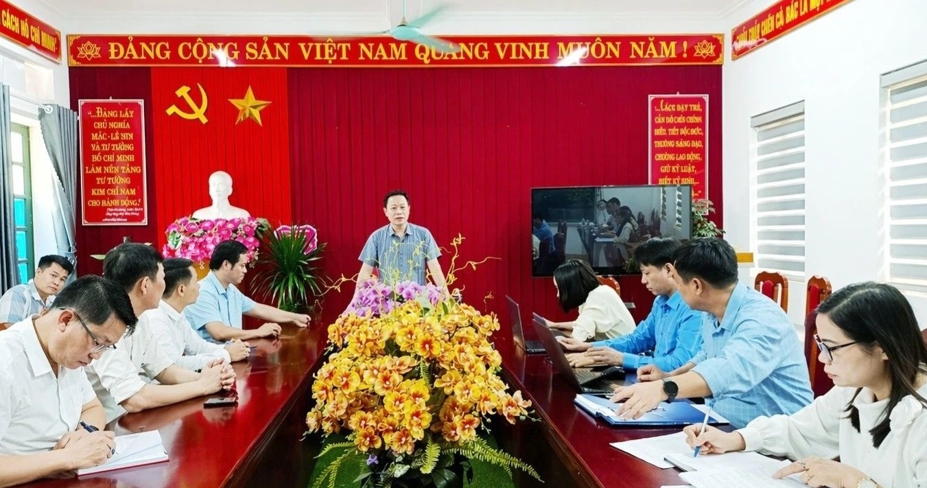 Đoàn công tác làm việc với xã Mỏ Vàng (Ảnh Báo LC)