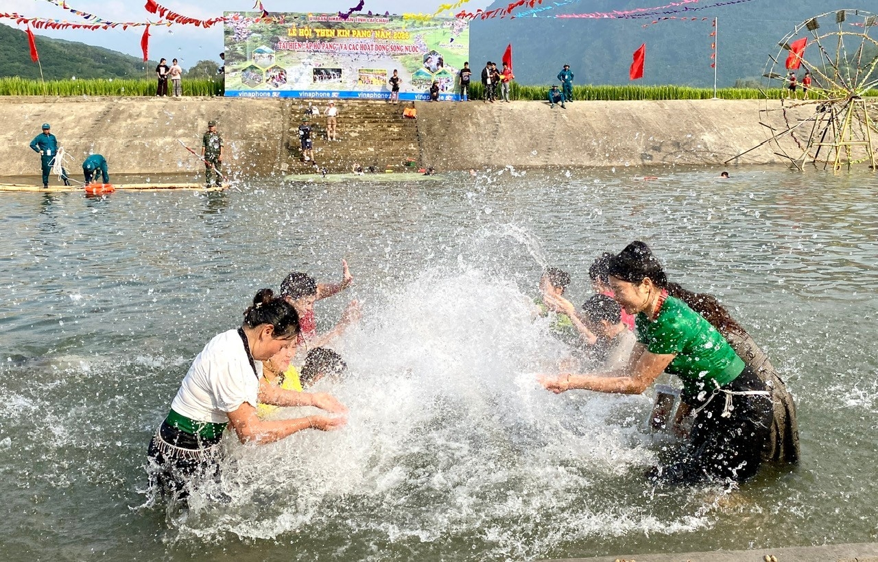 Du khách và Nhân dân tham gia té nước cầu may (Ảnh Báo LC)