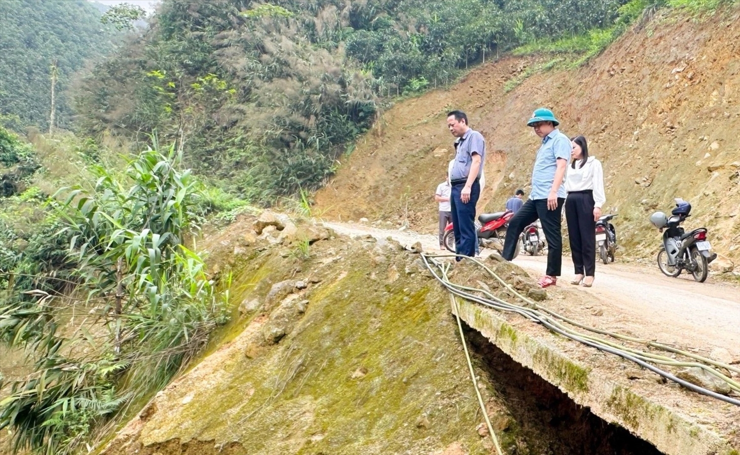 Kiểm tra thực tế tại một số thôn bản (Ảnh Báo LC)