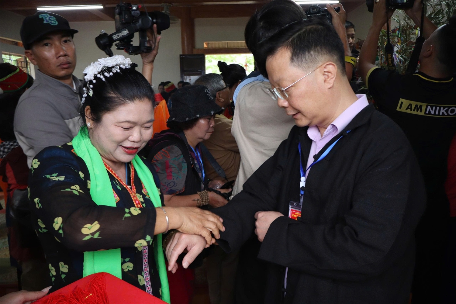 Nghi thức buộc chỉ cầu may tại Lễ hội (Ảnh báo LC)