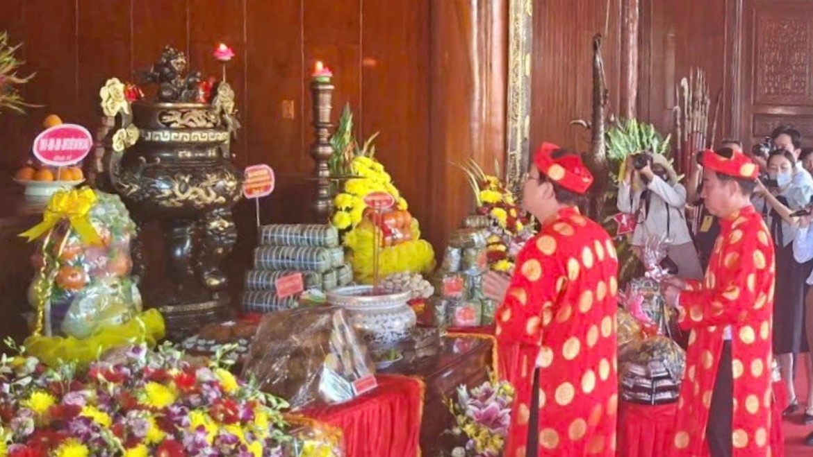 Lãnh đạo tỉnh Cà Mau dâng hương tưởng nhớ các Vua Hùng.