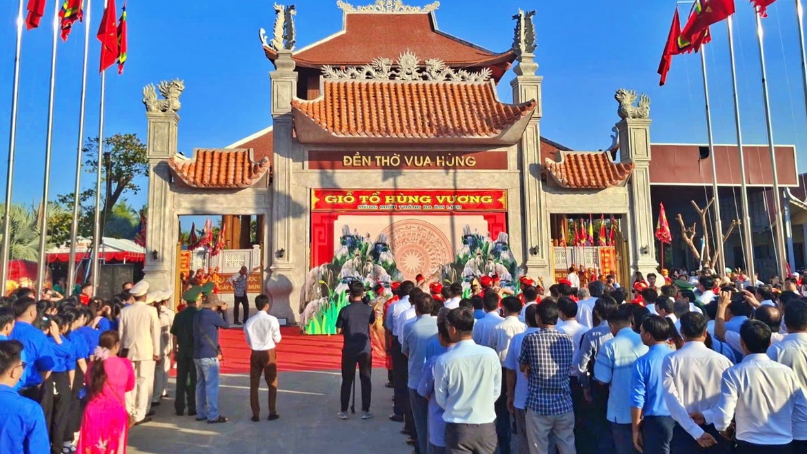 Cán bộ địa phương cùng hàng nghìn người dân trong và ngoài tỉnh Cà Mau đến đền thờ Vua Hùng dâng hương.