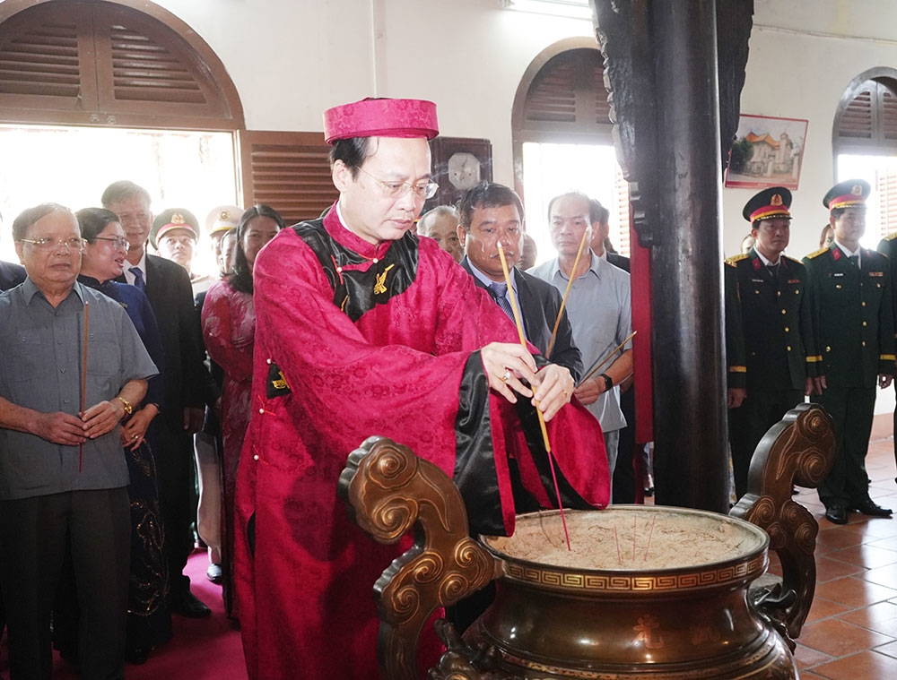 Ông Trần Trí Quang, Phó Bí thư Tỉnh ủy, Chủ tịch UBND tỉnh dâng hương lên Quốc Tổ Hùng Vương. (Ảnh: Phương Thư)