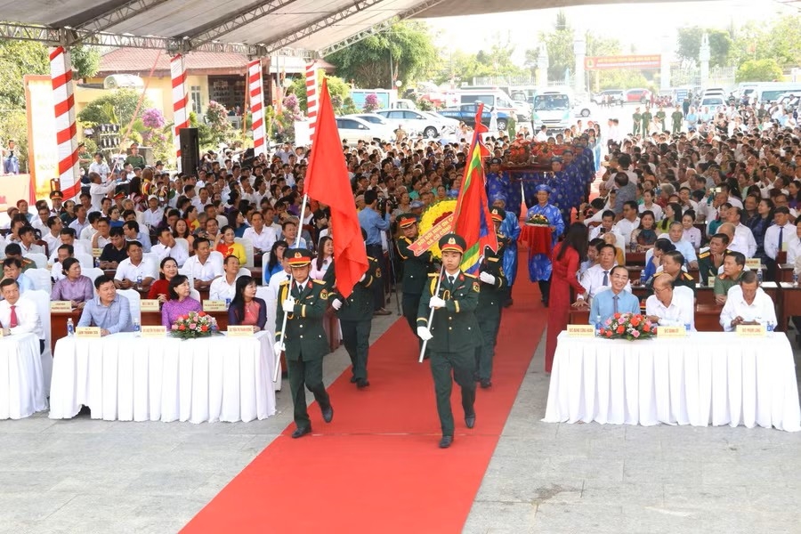 Đoàn dâng lễ vật của chính quyền và Nhân dân tỉnh An Giang tiến vào chánh điện Đền thờ. (Ảnh: Phương Vũ)