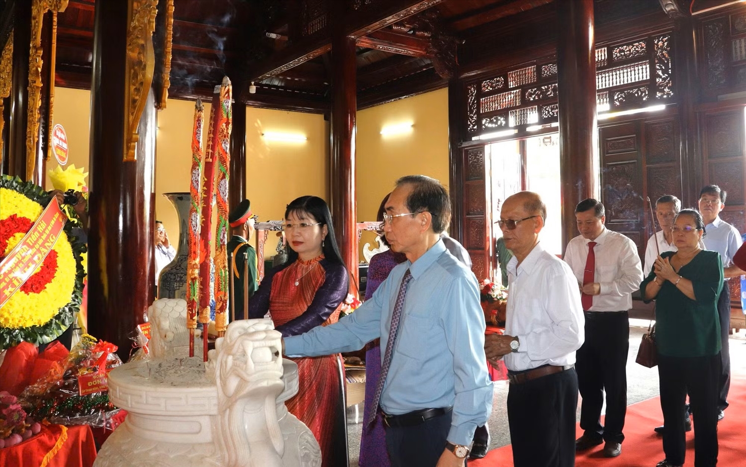 Lãnh đạo, nguyên lãnh đạo tỉnh An Giang dâng hương tại Đền thờ Quốc tổ Hùng Vương. (Ảnh: Phương Vũ)