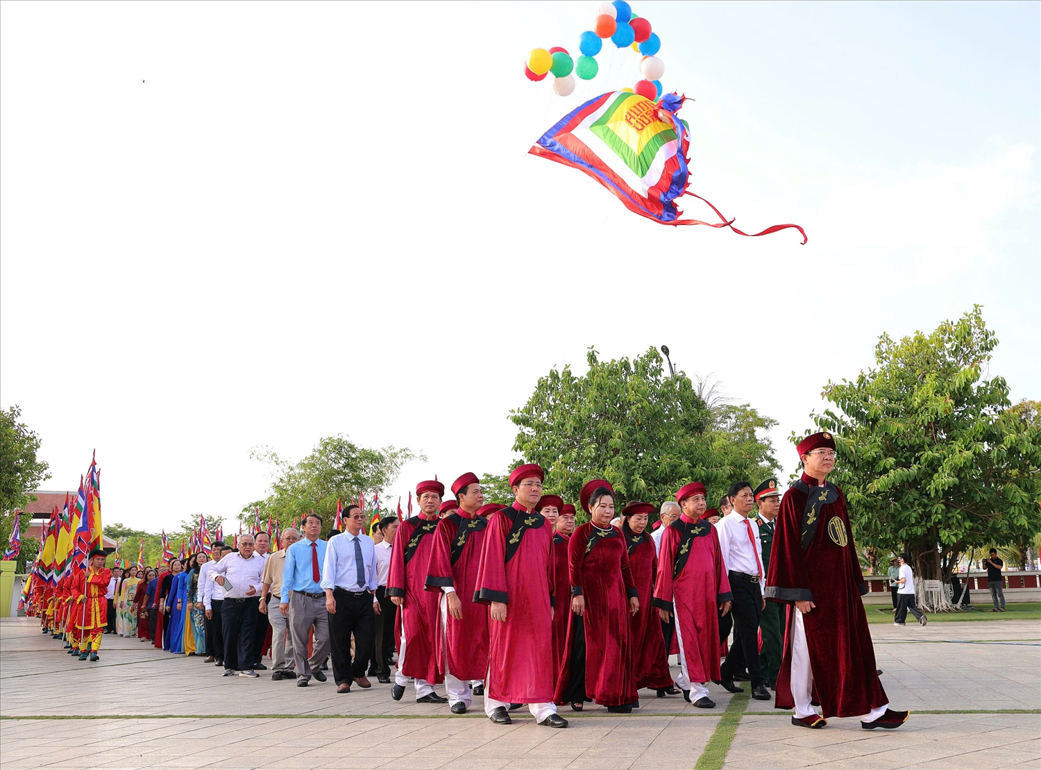 Lá đại kỳ ngũ sắc tạo điểm nhấn ở Đền thờ Vua Hùng tại Cần Thơ trong ngày Giỗ Tổ Hùng Vương.