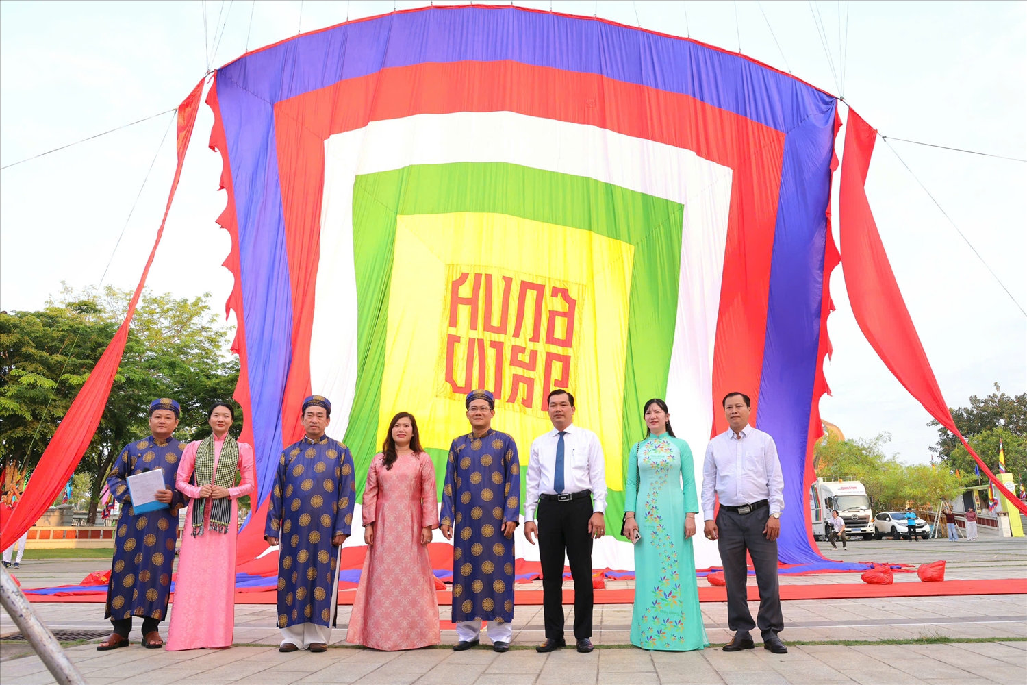 Đại kỳ được kéo lên trong ngày Giỗ Tổ Hùng Vương thể hiện tinh thần hướng về nguồn cội của người dân Nam Bộ.