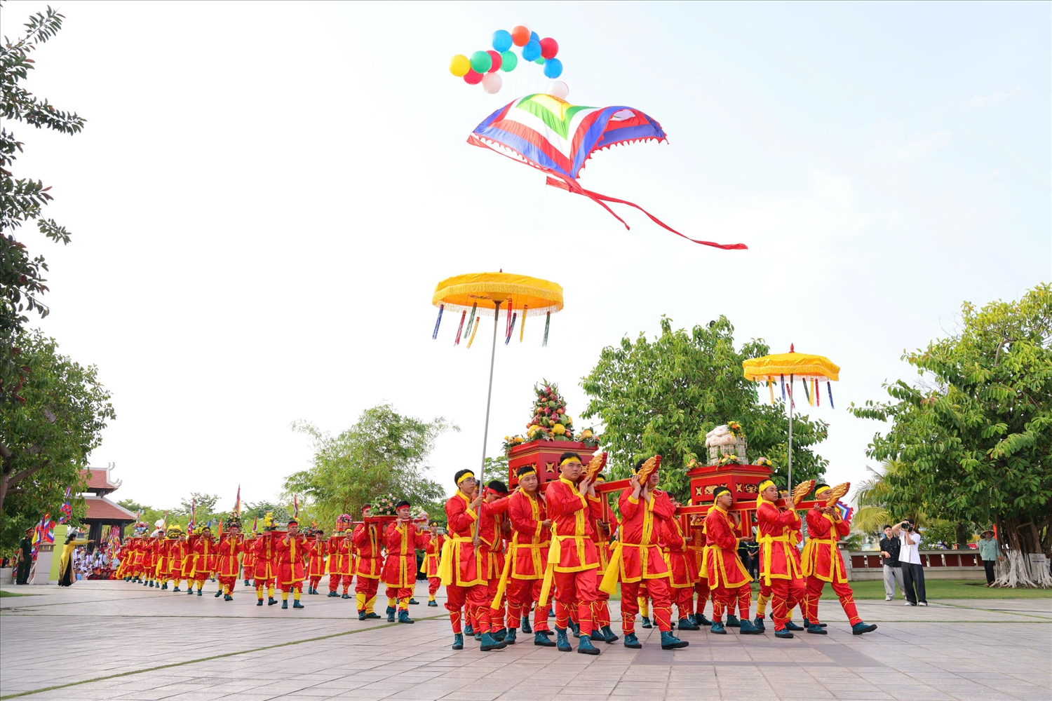 Sau lễ thả đại kỳ, trong không khí trang nghiêm, với tất cả tấm lòng tri ân, thành kính, các đại biểu và Nhân dân thành phố dâng lễ vật gồm: hoa tươi, mâm xôi, kiệu bánh chưng 18 chiếc, bánh giày 18 chiếc tượng trưng cho 18 đời Vua Hùng; kiệu ngũ quả Nam Bộ; lễ vật của các địa phương, dâng hương tưởng niệm các Vua Hùng - những bậc tiền nhân đã có công lập nên nhà nước đầu tiên của đất nước Việt Nam.