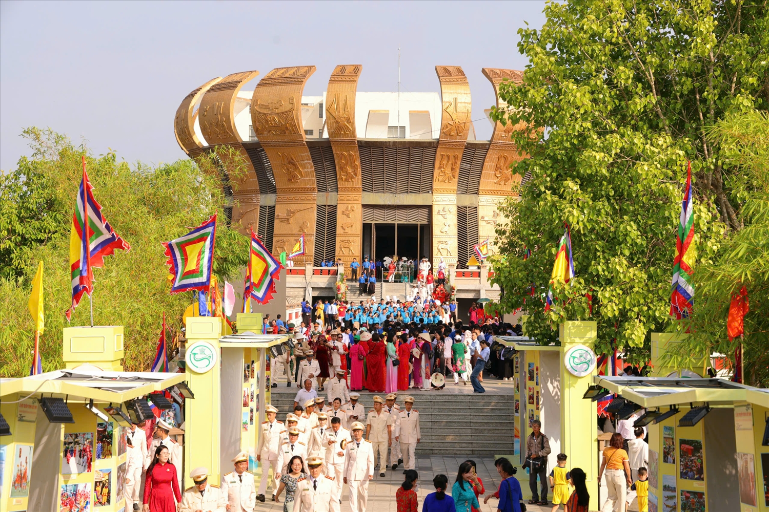 Tại TP. Cần Thơ, Đền thờ Vua Hùng là công trình có ý nghĩa quan trọng, là biểu tượng sức mạnh đại đoàn kết dân tộc, điểm hội tụ văn hóa tâm linh, kết nối linh thiêng với Đền Hùng nơi Đất Tổ. Từ khi công trình đưa vào hoạt động đến nay, hàng năm, Đền thờ Vua Hùng tại TP Cần Thơ đã đón hàng trăm nghìn lượt khách vùng Nam Bộ đến chiêm bái, dâng hương, tưởng niệm.