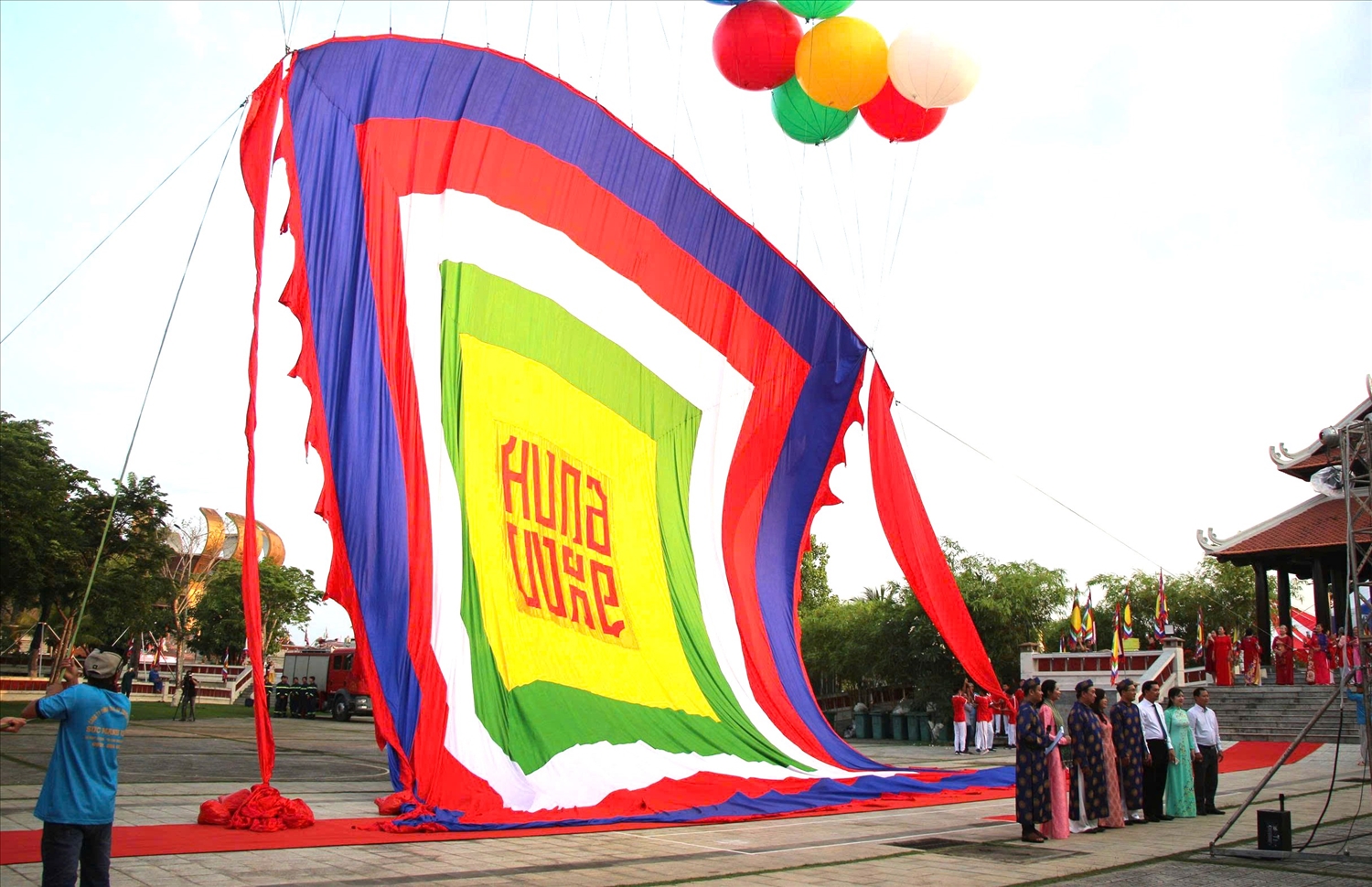 Lá cờ có 5 màu tượng trưng cho ngũ hành, thể hiện sự hòa hợp, đăch biệt 2 chữ ""Hùng Vương" ở giữa lá đại kỳ thể hiện sự trang nghiêm và tôn kính hướng về cội nguồn.